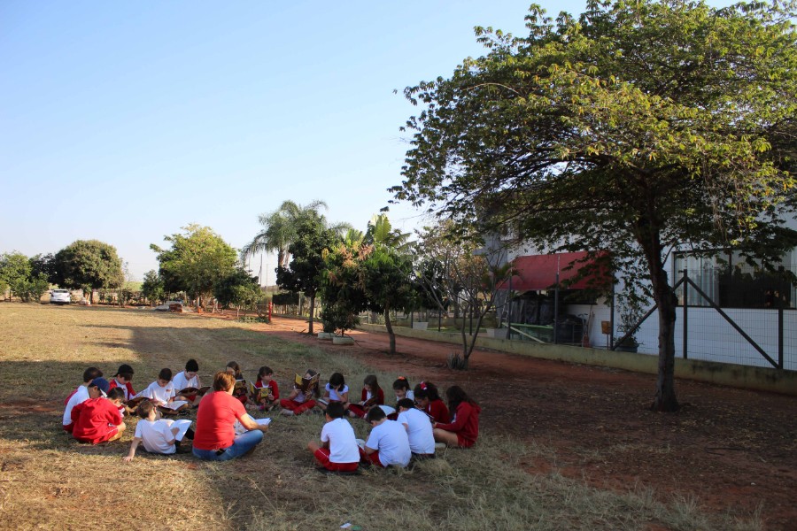 Roda de leitura com o 2º ano.